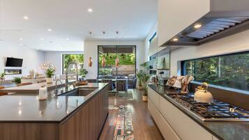 Luxe huis, uitzicht op tuin | Privékeuken | Een koelkast/vriezer, een magnetron, een oven, een kookplaat