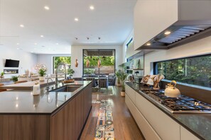 Casa de lujo, vista al jardín | Cocina privada | Refrigerador con congelador, microondas, horno y parrilla de estufa 