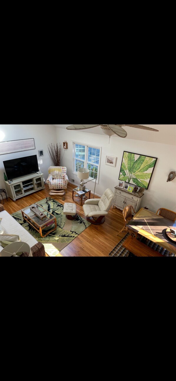 Living area - SEASONAL RENTAL - Bay Links Home (Bellport)