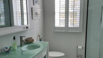 Serviettes fournies, savon, papier de toilette