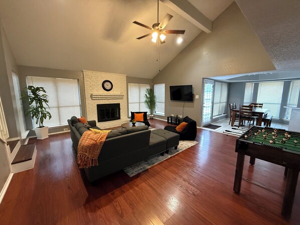 Smart TV, fireplace