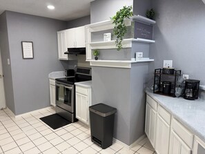 Mikrobølgeovn, ovn, kokeplater og oppvaskmaskin