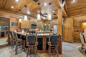 Kjøleskap, ovn, kokeplater og oppvaskmaskin