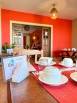 Café da manhã completo grátis todos os dias