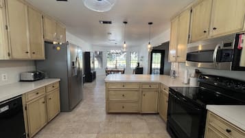 Microondas, horno, placa de cocina, lavavajillas