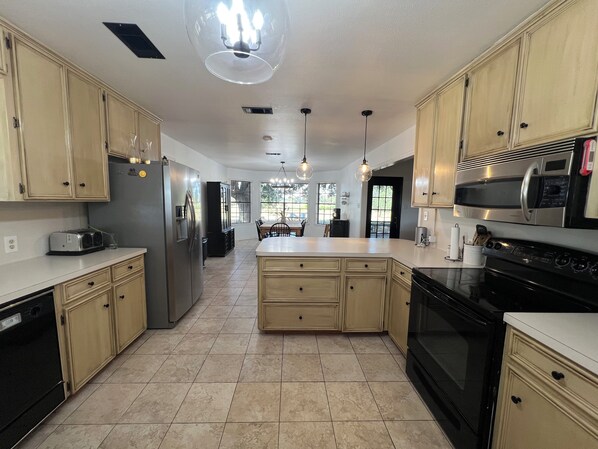 Microondas, horno, placa de cocina y lavavajillas