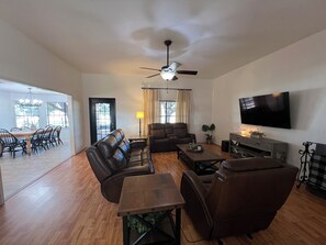 Televisión y chimenea 