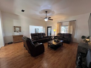 Una televisión, una chimenea