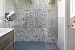 Dusche, Haartrockner, Bidet, Handtücher