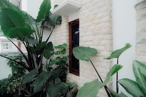Un edificio con fachada de piedra y una ventana de marco marrón.