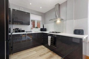 Kühlschrank, Mikrowelle, Ofen, Herdplatte