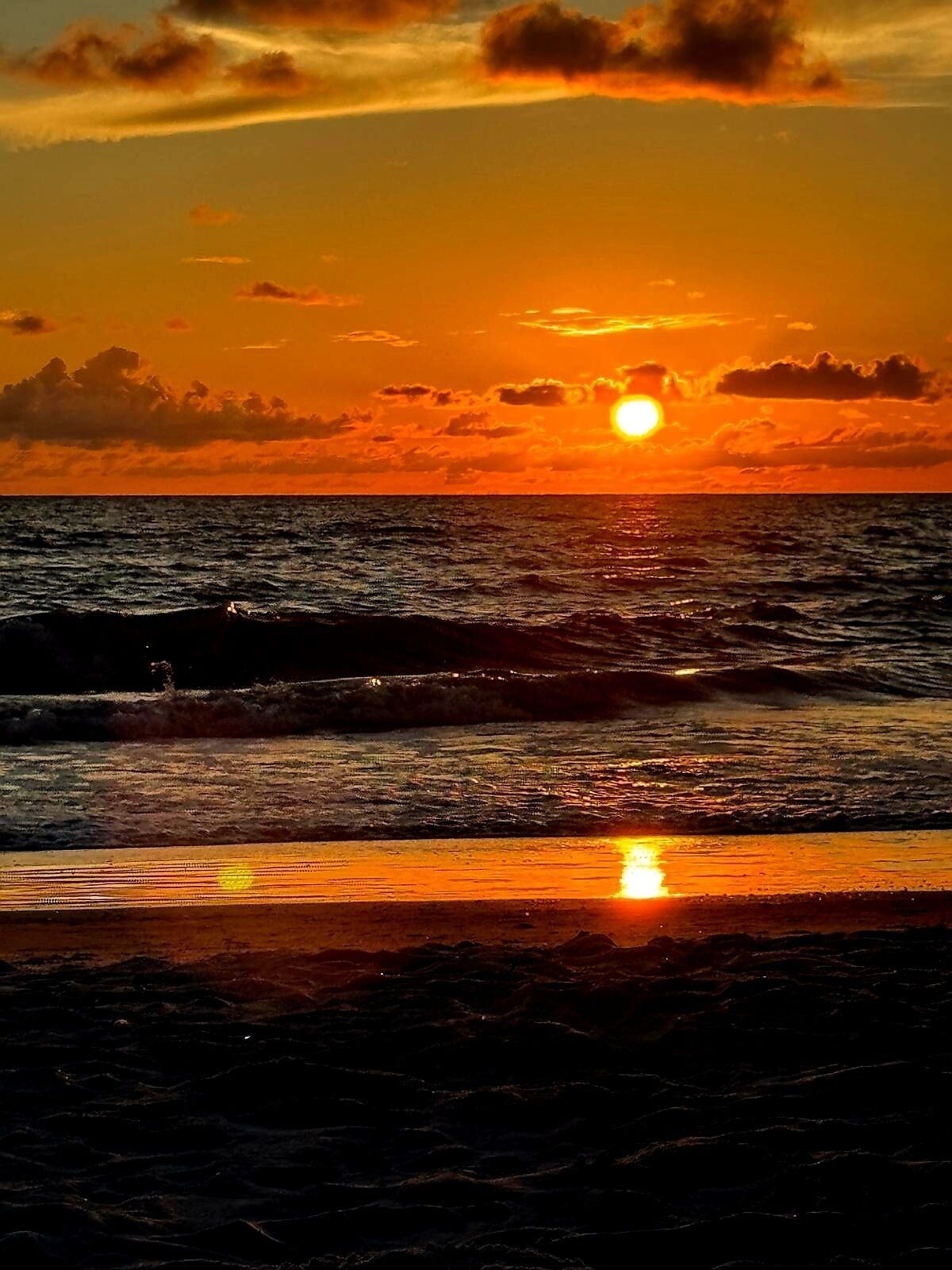 Beach nearby, sun loungers, beach towels