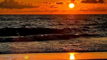 Beach nearby, sun loungers, beach towels