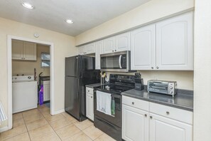 ثلاجة، ميكروويف، فرن، موقد طهي مسطح