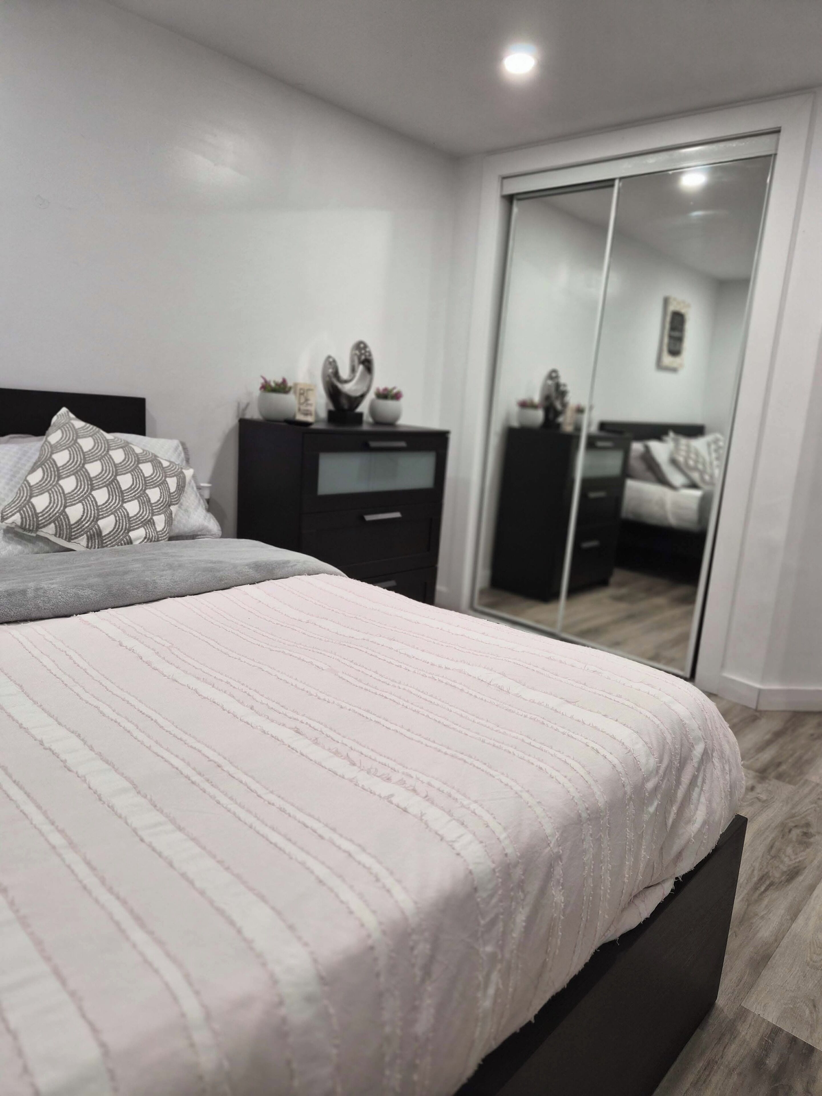 2 habitaciones, tabla de planchar con plancha, wifi y ropa de cama 