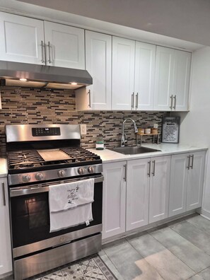 Private kitchen - Complete Comfort – Private 2BR Basement (London)