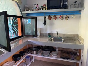 冷蔵庫、電子レンジ、オーブン、コンロ