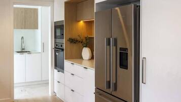 Refrigerador, microondas, horno, placa de cocina