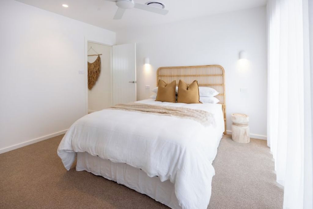 3 bedrooms, iron/ironing board, internet, bed sheets