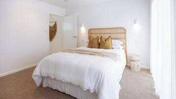 3 bedrooms, iron/ironing board, internet, bed sheets