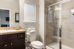 Shower, hair dryer, towels - New Haven at Towne Square w/ Patio (Athens)