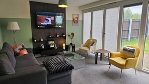 Smart TV - Modern Home in Quiet Environment (Corby)