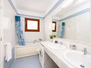 Douche, séchoir à cheveux, serviettes fournies