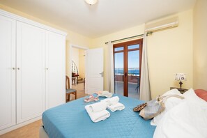 4 bedrooms, iron/ironing board, bed sheets