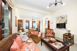 Televisión y chimenea