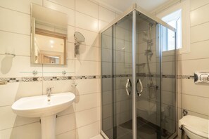 Dusche, Haartrockner, Handtücher