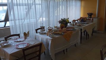 Desayuno continental (EUR 5.00 por persona)