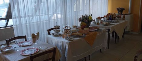 Daily continental breakfast (EUR 5.00 per person)