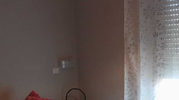 Habitación clásica con 1 cama matrimonial o 2 individuales, balcón | Escritorio, espacio para trabajar con laptop y wifi gratis