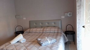 Dobbelt- eller tomannsrom – classic, balkong | Skrivebord, skrivebord for bærbar PC og wi-fi (inkludert)