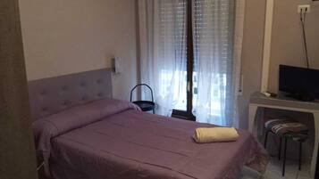 Schreibtisch, laptopgeeigneter Arbeitsplatz, kostenloses WLAN