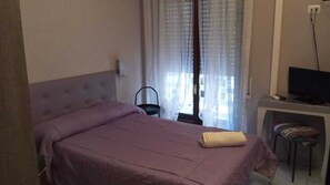 办公桌、笔记本电脑工作区、免费 WiFi