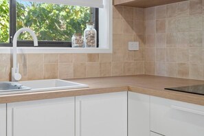 ثلاجة، ميكروويف، فرن، موقد طهي مسطح