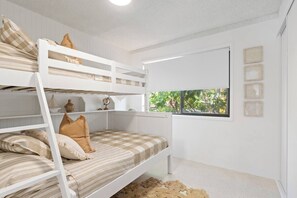 2 عدّة غرف نوم ومكواة/لوح كي وسرير سفر وواي فاي