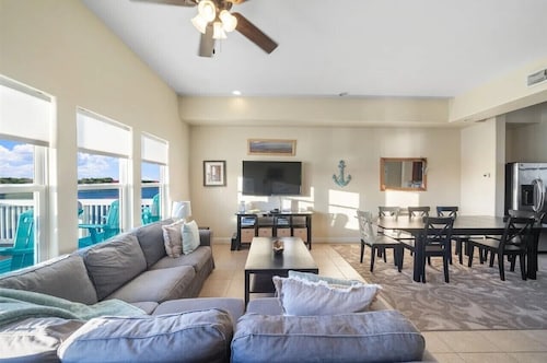 Key Lime Casa - Waterfront 3 BR/2.5 BA House on the Colorado River