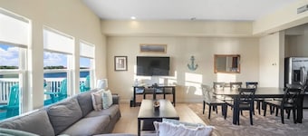 Key Lime Casa - Waterfront 3 BR/2.5 BA House on the Colorado River