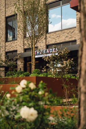 En byggnad med en skylt som visar texten ”THE FADE’S” och en fasad av tegel.