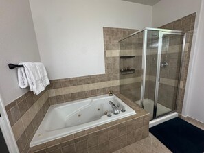 Baignoire à jets, sèche-cheveux, serviettes fournies