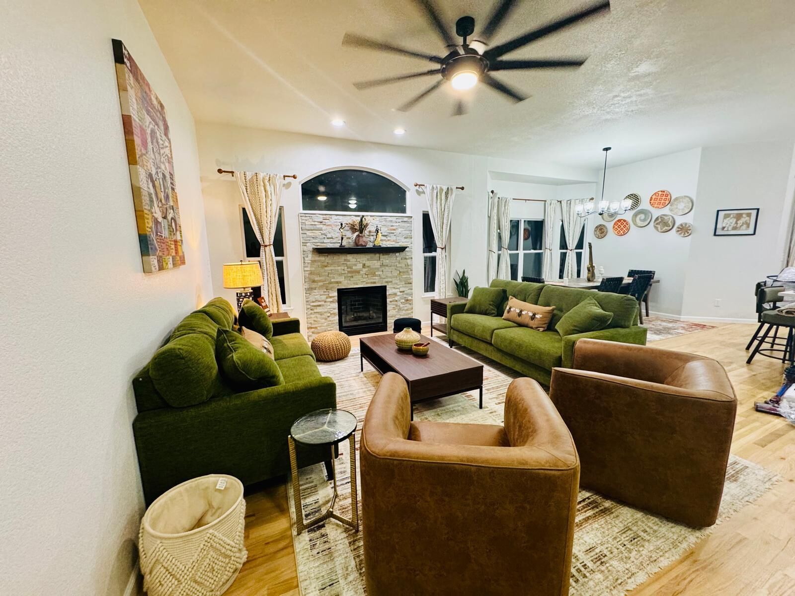 Téléviseur connecté, foyer, bureau, écran d’ordinateur