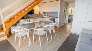A modern kitchen with white cabinets, a marble countertop, and a built-in stove. - La Casa sulla Collina (Padenghe sul Garda)