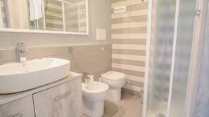 Douche, sèche-cheveux, bidet, serviettes fournies