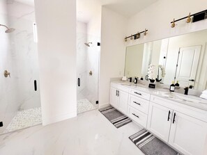 Een douche, een haardroger, handdoeken, zeep