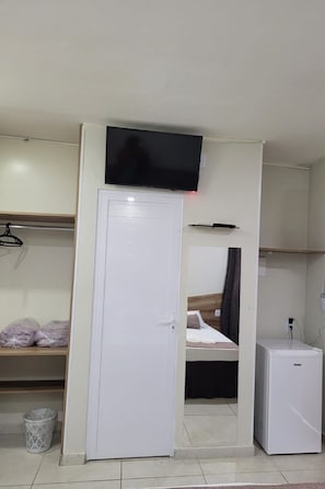 Economy Triple Room | Bathroom | Hair dryer, towels, soap, shampoo