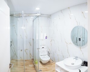 Ντουζιέρα, πιστολάκι μαλλιών, παντόφλες, Σαπούνι