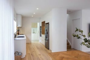 Réfrigérateur, four à micro-ondes, un four, surface de cuisson