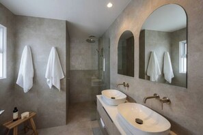 Haartrockner, Handtücher, Seife, Toilettenpapier